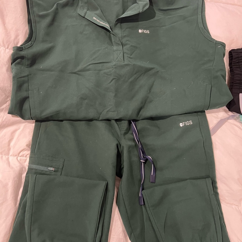FIGS Women's British Green Zamora medium tall bottoms and oversized Rafaela top